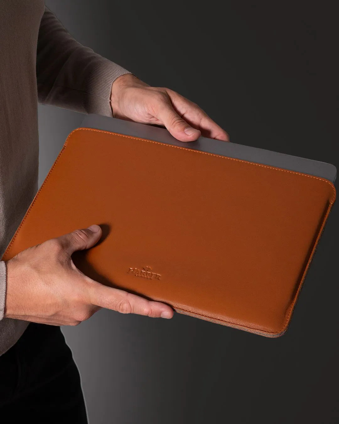 Lethano Slim Leather Sleeve – Housse en cuir élégante pour ordinateur portable